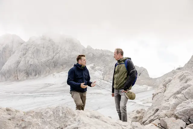 Landesrat Stefan Kaineder mit Gletscherforscher Klaus Reingruber am dahinschmelzenden Hallstätter Gletscher. | Foto: Land OÖ/Werner Dedl