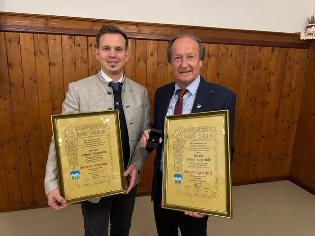 Johann Ziegerhofer (rechts) wurde für seine 38 Jahre als Gemeinderat und 29 Jahre als Bürgermeister geehrt. | Foto: Gemeinde Rettenegg