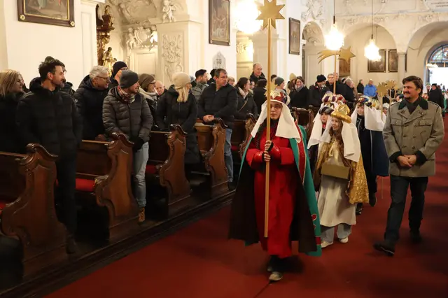 Die Sternsinger treffen in der Pfarrkirche ein | Foto: Gerhard Langmann