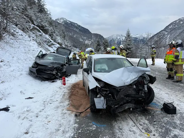 Zu der Kollision kam es auf der B 181 bei Achenkirch. Die Rettunskräfte waren schnell vor Ort.  | Foto: ZOOM-Tirol