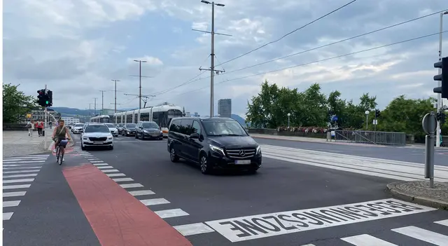 Die Verkehrszählungsdaten auf der Nibelungen- und Eisenbahnbrücke zeigen an, wie viele Autos, Fahrräder, Pkw sowie Lkw unterwegs sind. Weitere Zählstellen sollen mehr Daten für die Verkehrsplanung liefern. | Foto: MeinBezirk/Silvia Gschwandtner