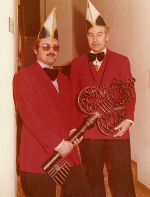 Dieter Kiko und Alfred Kampusch mit dem Veldener Regierungsschlüssel. | Foto: Veldener Gemeindearchiv Kleewein