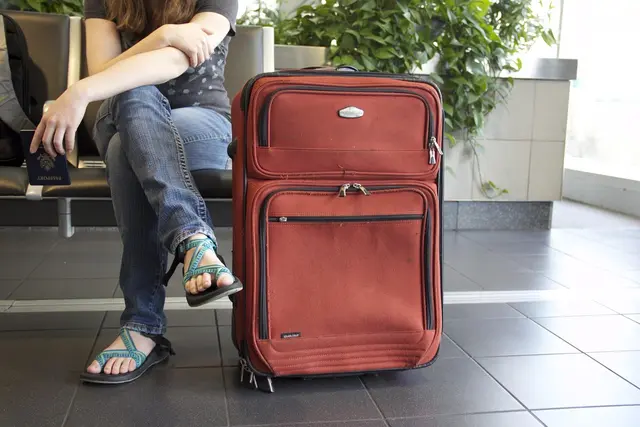 Der Koffer ist schon etwas ausgeleiert und mitgenommen, erfüllt aber noch seinen Zweck. Nachhaltigkeit bedeutet auch die Dinge die man hat lange zu nutzen.  | Foto: Symbolbild Pixabay