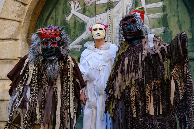 Mit Masken, Fellen und Symbolik: Die "Omas" greifen beim Perchtenlauf bewusst auf steirische Volkskultur zurück. | Foto: Zoe Ebner