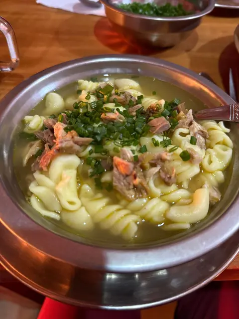 Thukpa - gibt es auch ohne Suppe, also Nudeln mit Gemüse und wenn gewünscht mit Fleisch. | Foto: Astrid Wieser