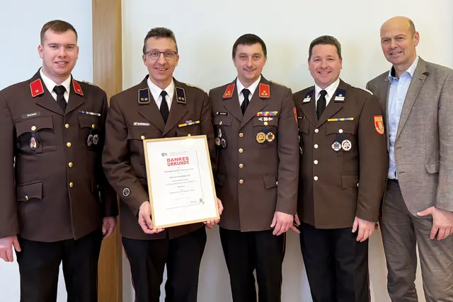 Feuerwehrkommandant-Stellvertreter David Dejcmar, Erwin Silberbauer, Feuerwehrkommandant Patrick Dejcmar, Leiter des Verwaltungsdienstes Michael Rutter und Bürgermeister Franz Fischer (v.l.) | Foto: FF Raabs