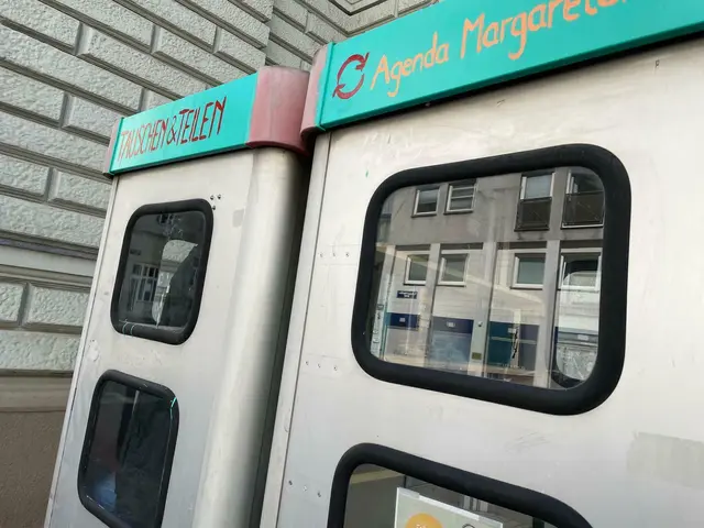 Telefonzellen waren einst essenzielle öffentliche Räume. Inzwischen sind die meisten außer Betrieb und veraltet. Zunehmend geraten die verschmutzten Kästen ins Visier der Anrainerinnen und Anrainer. | Foto: Patricia Kornfeld