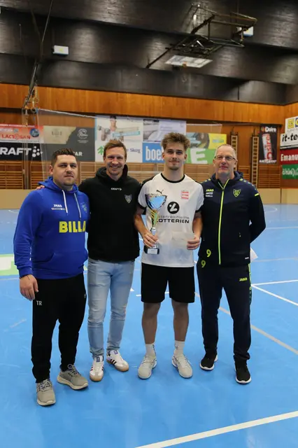 Platz zwei für das Team Salon Nora mit Marcel Petry (2.v.re.), als Gratulanten Mijat Šimunović (Jugendleiter SC Bruck), Markus Deutscher (Obmann SC Bruck) und Hermann Zrim (Sportkoordinator SC Bruck) v.l. | Foto: SC Bruck