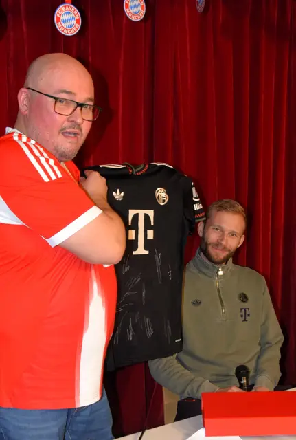 Trikot mit allen Unterschriften der FC Bayern München Mannschaft 2025/26. | Foto: Schwaighofer