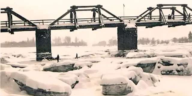 „Eisige Nostalgie“ aus dem Jahr 1920: Reger Fußgängerverkehr auf den riesigen Eisbrocken im Treibeis am Inn zwischen Schärding und Neuhaus. | Foto: Fotos und Repros Franz Gruber