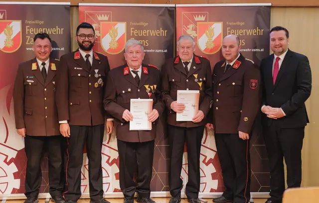 Erwin Bouvier sen. und Josef Mairhofer (Mitte) erhielten jeweils eine Ehrung für ihre 70-jährige Mitgliedschaft. Mit im Bild sind Thomas Ladner (Bezirksfeuerwehrkommandant-Stellvertreter), Simon Saurwein (Kommandant-Stv. FF Zams), FF-Kommandant Hermann Ladner und Bgm. Benedikt Lentsch.  | Foto: Gemeinde Zams 