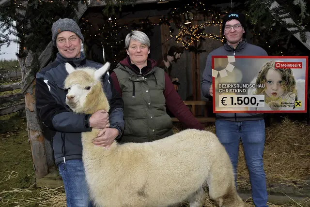 Petra und Wolfgang Resch sowie Sohn Manuel, rechts, übergaben dem BezirksRundSchau Christkind 1.500 Euro. Das Geld stammt vom Weihnachtsmarkt 2025 am Hacknerhof in Mitterkirchen.  | Foto: Zinterhof