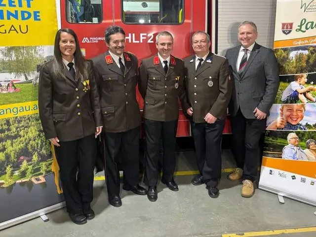 Bürgermeister Mayerhofer bedankt sich bei Andreas Schmutz (2. von links) sowie Helmut Silberbauer für ihren jahrelangen Einsatz für die FF Langau. | Foto: Feuerwehr Langau