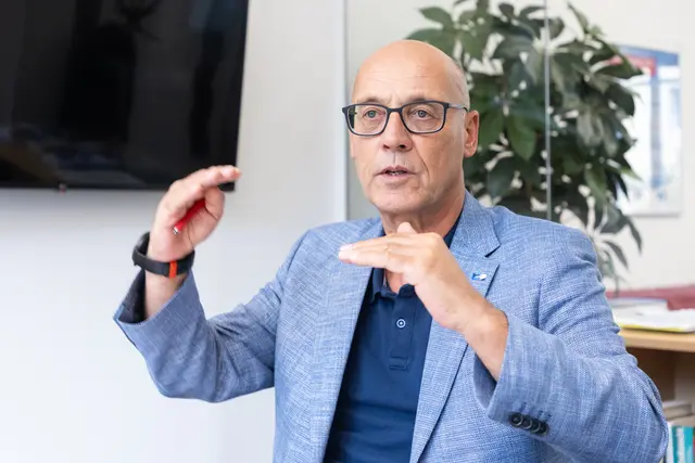 AMS-Chef Karl-Heinz Snobe rechnet in der Jahresmitte mit einem Umschwung und wieder leicht fallenden Arbeitslosenzahlen.
 | Foto: Konstantinov