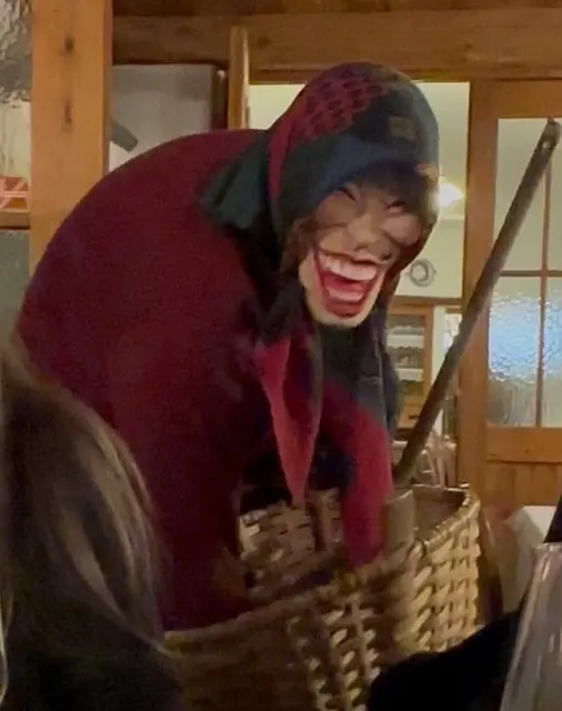 Die Budelmuada wird als gebücktes altes Weib mit Kopftuch sowie einem Korb und einem Besen in der Hand dargestellt.  | Foto: Morizmusic