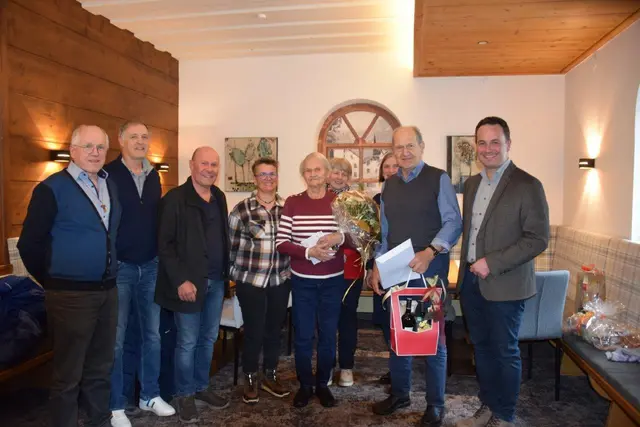 Elfrieda und Ferdinand Waldner (Mitte) feierten die Diamantene Hochzeit.  | Foto: Kössler/BH-Landeck