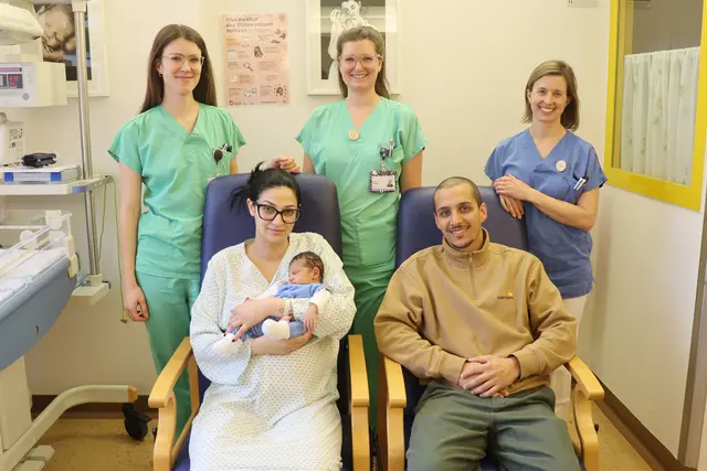 v.l.n.r.: Ass. Dr. Katharina Grundböck, Hebamme Laura Wagner, BSc, Leitende
Hebamme Iris Burger, BSc, MA und die beiden glücklichen Eltern Vivien Olah-Botos und
Tibor Olah mit ihrem Neujahrsbaby Noah. | Foto: LK Lilienfeld