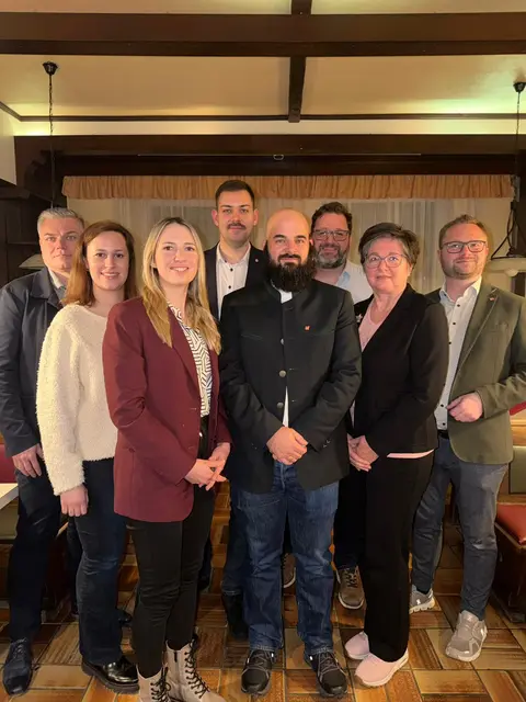  Stadtrat und Finanzreferent Roman Fröhlich, Schriftführerin Sieglinde Polke, Stadträtin und Obmann Stv. Claudia Pfeffer, Gemeinderat und Obmann Stv. Benjamin Hymer, Gemeinderat und Obmann Franz Fichtinger, Stadtrat und Obmann Stv. Leo Holy, Finanzreferent Stv. Elisabeth Harter, Bürgermeister Erich Stubenvoll.  | Foto: Tina Köberle