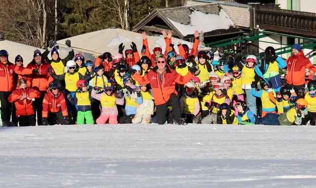 Horst Pammer inmitten der Kinderschar: Seit 40 Jahren ist er bei den Kinderschikursen der Naturfreunde dabei. | Foto: Naturfreunde WN