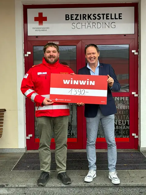 Schärdings Winwin-Standortleiter Christian Treiblmayr übergab stellvertretend für alle beteiligten Kolleginnen und Kollegen den Spendenscheck an Florian Kurz vom Roten Kreuz Schärding. | Foto: Winwin