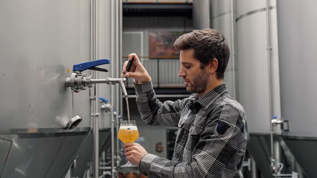 Braumeister Felix Schiffner hat die Qualität des Bieres im Auge. | Foto: Silvretta Bräu