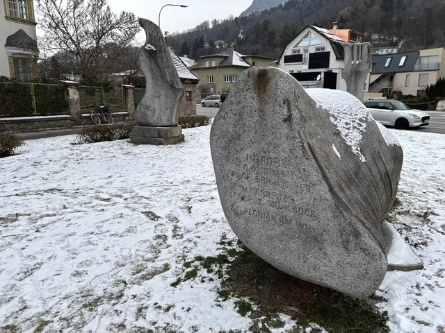 Die besagten Steinskulpturen im verschneiten Grün ernten digitalen Spott.  | Foto: Königer