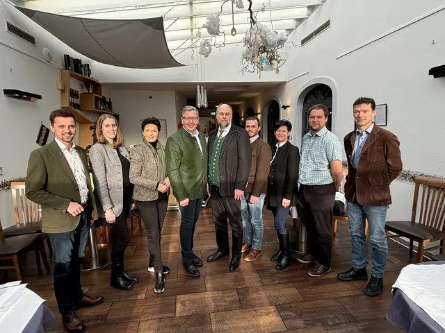 Die steirische Bauernbund-Spitze mit einigen Kandidaten aus dem Bezirk: Bernd Brodtrager, Elisabeth Habenbacher, Maria Pein, Andreas Steinegger, Florian Pretterhofer, Andreas Reisinger, Sabine Lenger, Franz David Ulm und Walter Leitner. | Foto: MeinBezirk/Angelika Kern