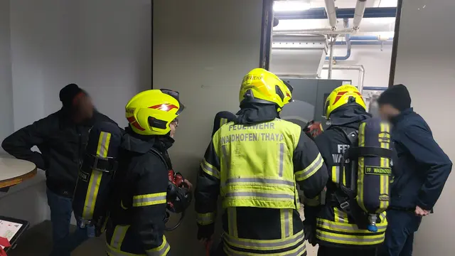 Der Erkundungstrupp führte gemeinsam mit dem anwesenden Mitarbeitern die Erkundung im betroffenen Raum durch. | Foto: FF Waidhofen/Thaya