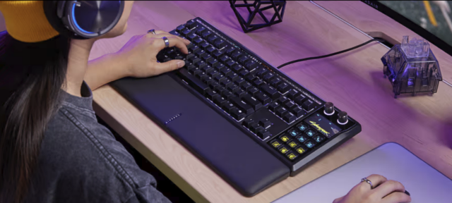 Die Corsair Galeon 100 SD verbindet mechanische Gaming-Tastatur und Stream Deck miteinander.  | Foto: Corsair