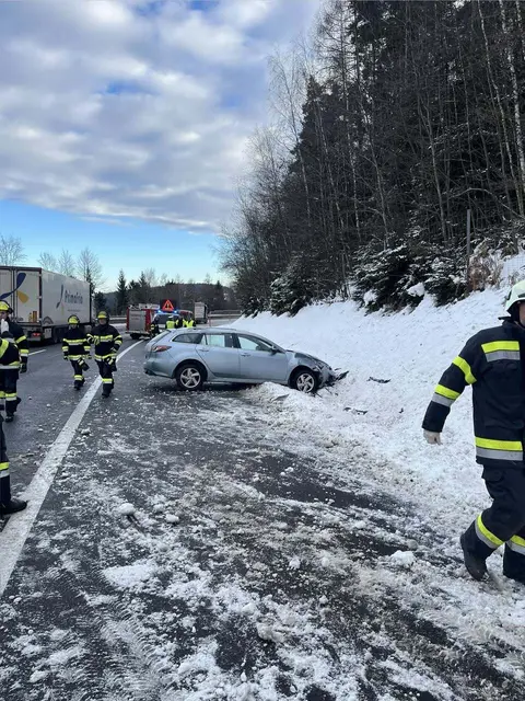 Auf der A2 überschlug sich ein Fahrzeug in Fahrtrichtung Klagenfurt und landete im Straßengraben. | Foto: FF Steinberg