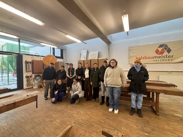 Einige Projektteilnehmer mit den Fach-Betreuerinnen Sabina Steinberger und Pia Kunz sowie Leiterin Andrea Winkler in Salzburg. | Foto: Emanuel Hasenauer