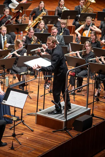 Bernhard Schlögl ist der musikalische Leiter des Orchesters. | Foto: SBT