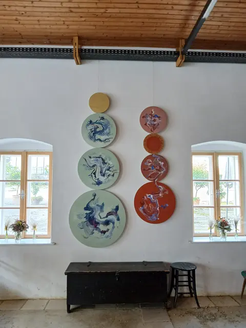 Sarah Maria Saminger bemalt Wände.  Diese sind mit floralen oder abstrakten Motiven bemalt. Farben und Formen wachsen über die Oberfläche und erzeugen Atmosphäre.  | Foto: Sarah Maria Saminger