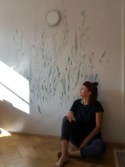 Sarah Maria Saminger bemalt Wände. Diese sind mit floralen oder abstrakten Motiven bemalt. Farben und Formen wachsen über die Oberfläche und erzeugen Atmosphäre.  | Foto: Sarah Maria Saminger