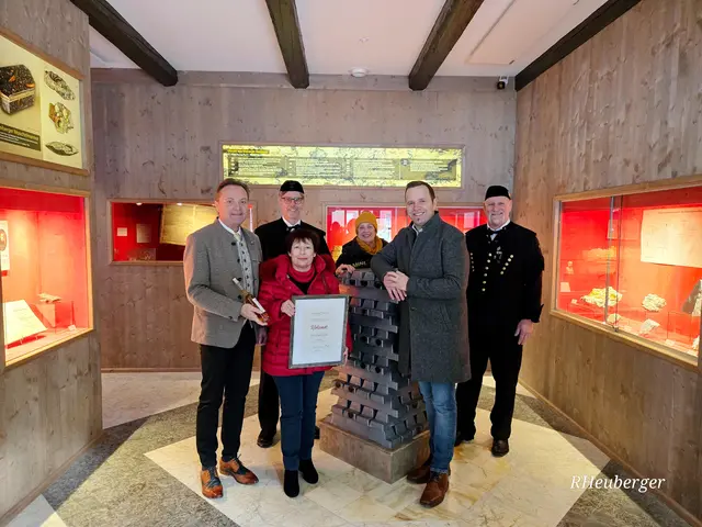 v.l.n.r.: Dir. Helmut Schabernig (Vivea), Sonja Buzin, Obmann Stv. Robert Heuberger (Bergmännischer Kulturverein), Tourismusobfrau Monika Hausmann-Scheidenberger, Bürgermeister Christian Hecher, Kassier Herbert Preiml (Bergmännischer Kulturverein)  | Foto: Heuberger