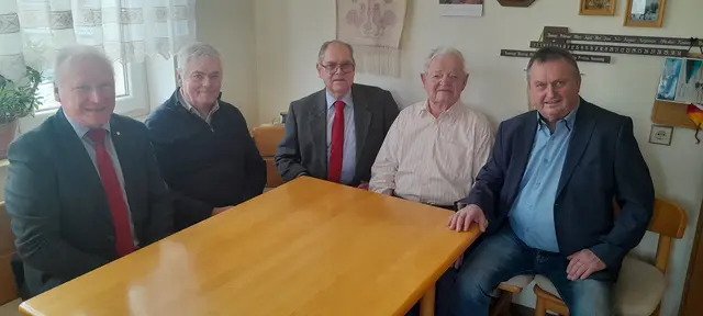 Der Pensionistenverband gratulierte seinem Mitglied, am Bild von links Landespräsident Norbert Höpoltseder, der Bezirksvorsitzende Leopold Pichlbauer, der Perger Ortsgruppenvorsitzende Anton Mader, Jubilar August Eichinger sowie Gemeinderat Karl Ortner. | Foto: Pensionistenverband Perg