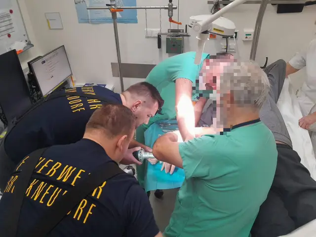 Wegen eines Rings, der sich nicht mehr vom Finger lösen ließ, wurde die Feuerwehr Bruckneudorf alarmiert. | Foto: Feuerwehr Bruckneudorf