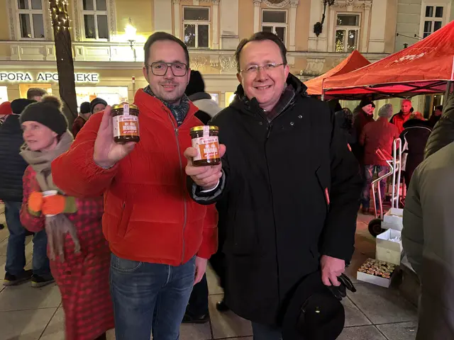 1. Vizebürgermeister Michael Kögl (SPÖ) und Bürgermeister Matthias Stadler (SPÖ) beim Wahlkampfauftakt am Herrenplatz in St. Pölten. | Foto: Tanja Handlfinger