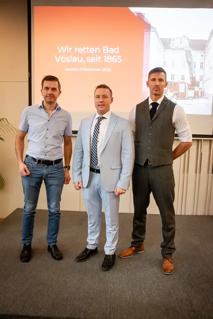 Feuerwehrkommandant Philipp Michalek (mitte) und Stellvertreter Christian Hoffmann (rechts) wurden erneut gewählt. Alexander Sebestik (links) wurde erneut zum Leiter des Verwaltungsdienstes ernannt.  | Foto: Daniel Wirth