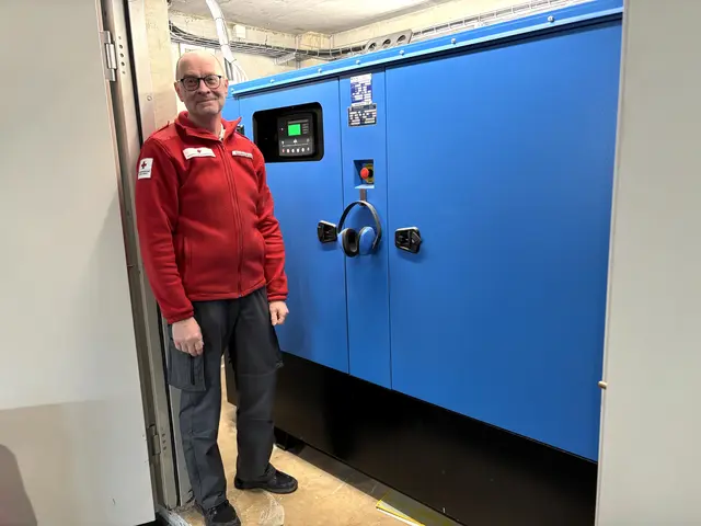 Bezirksstellengeschäftsführer Rotes Kreuz Hollabrunn zeigt MeinBezirk das Notstromaggregat für das Rote Kreuz. | Foto: Alexandra Goll