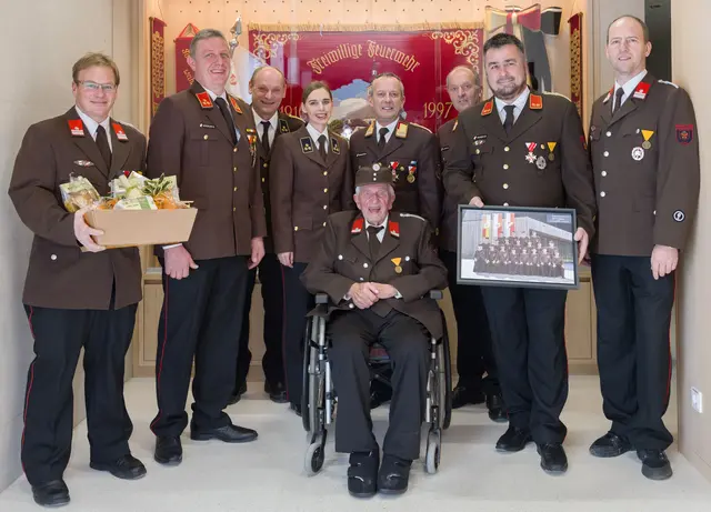 Die Freiwillige Feuerwehr BUCH IN TIROL wünscht ihrem ältesten Mitglied alles Gute zum 100. Geburtstag.  | Foto: FF Buch in Tirol