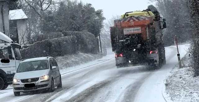  Der Winterdienst hatte sprichwörtlich alle Hände voll zu tun. Im gesamten Bezirk waren die Einsatzfahrzeuge der Straßenmeistereien unterwegs. | Foto: Gruber