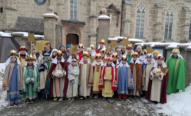 Der Großteil der Bad Vigauner Sternsingerinnen und Sternsinger 2026 vor der Pfarrkirche. | Foto: Michael Neureiter