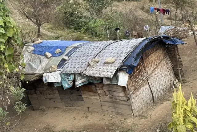 Man will sich nicht vorstellen müssen wie das Leben in so einer Hütte bei kaltem Wetter und Monsun-Regenfällen aussieht. | Foto: Astrid Wieser