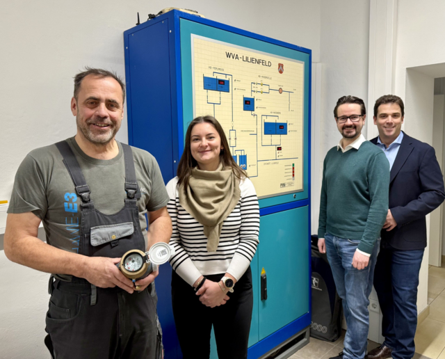 Wassermeister Helmut Erhart zeichnet für den Modernisierungsschritt verantwortlich und zeigt einen der aktuell eingesetzten Wasserzähler, die ab 2026 schrittweise getauscht werden. Darüber freuen sich auch Bauamtsleiterin Katharina Schubert, Stadtamtsdirektor Thomas Dobner und Bürgermeister Manuel Aichberger.  | Foto: Lilienfeld