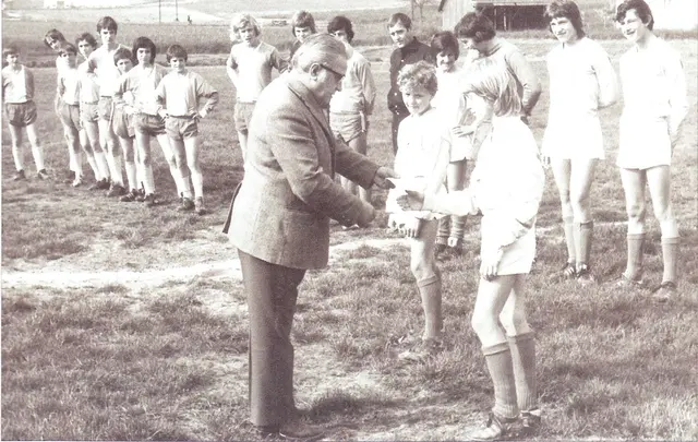 Gründungsobmann Josef Baumgartner mit den Riegersburger Nachwuchshoffnungen Josef Stocker (Mitte) und Walter Hörmann (rechts) – beide schafften es später in die Österreichische Bundesliga, Hörmann wurde zudem Nationalspieler. | Foto: Archiv SU Riegersburg