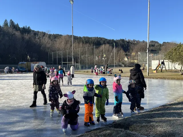 Günter Bretterklieber sorgt in Krems für eine schöne Eisfläche. | Foto: Stadtgemeinde Voitsberg