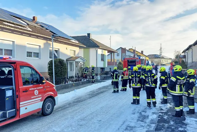 Einsatzkräfte bereiten sich auf den Löschangriff vor. | Foto: FF Waidhofen/Thaya