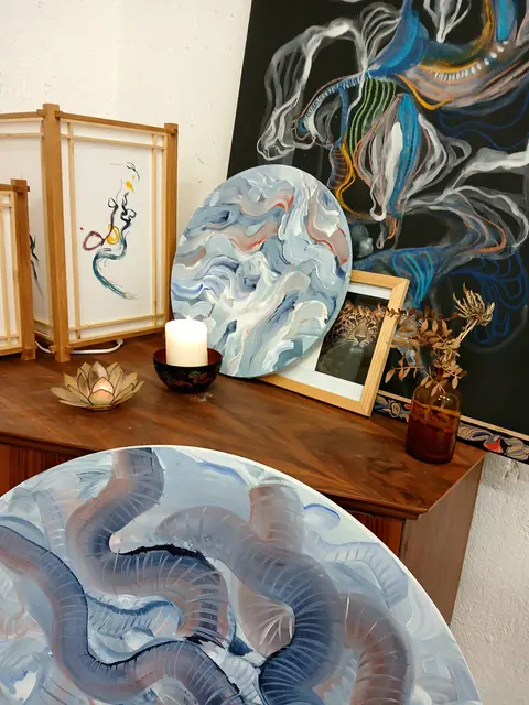 Sarah Maria Saminger bemalt Wände. Diese sind mit floralen oder abstrakten Motiven bemalt. Farben und Formen wachsen über die Oberfläche und erzeugen Atmosphäre.  | Foto: Sarah Maria Saminger