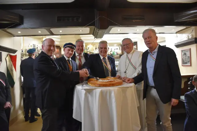 Das Glücksschwein wurde traditionsgemäß gemeinsam angeschnitten. | Foto: Kath. Studentenverbindung Mühlgau